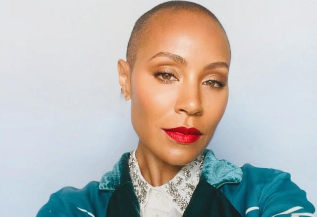 Jada Pinkett Smith faz selfie com blusa verde