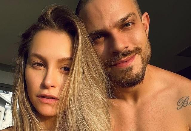 Carla Diaz tira selfie no sol com o namorado, Felipe Becari