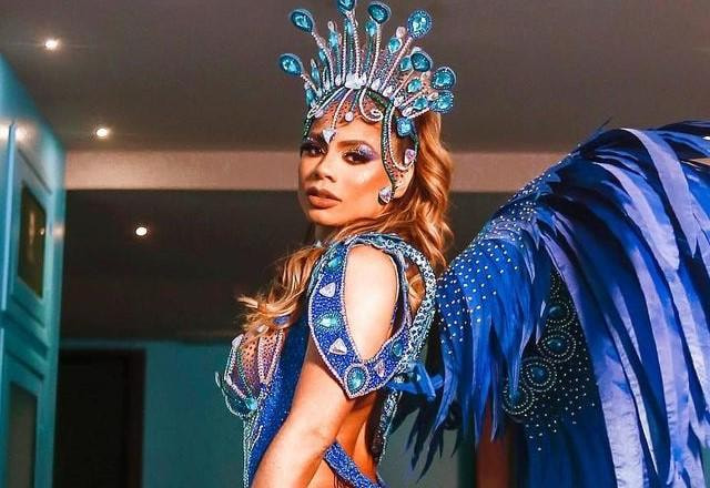 Lexa aposta em fantasia azul para ensaio de Carnaval no Rio de Janeiro
