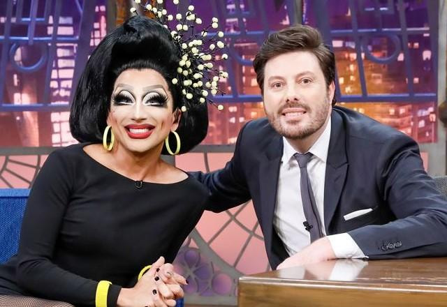 Bianca Del Rio e Danilo Gentili posam para foto no palco do programa.