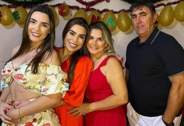 Naiara Azevedo com a irmã, Natalia, e os pais Iraci e Amarildo