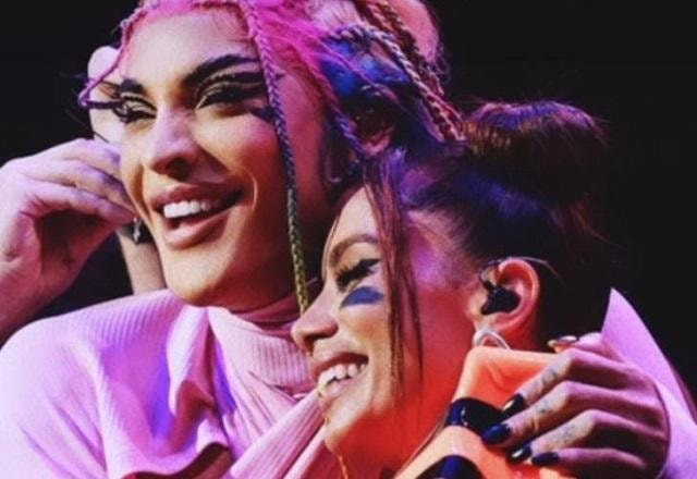 Pabllo Vittar e Anitta abraçadas e sorrindo