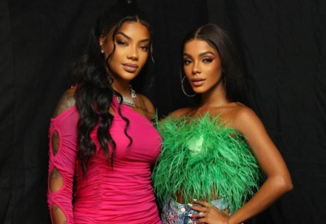 Ludmilla posa com vestido rosa ao lado de Brunna Gonçalves, que usa top verde de penas