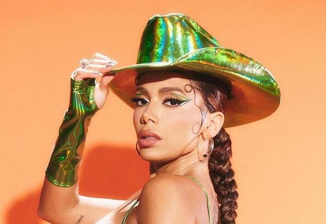 Anitta usando um chapéu verde