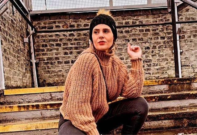 Ellen Jacqueline aparece de boina e roupa de frio