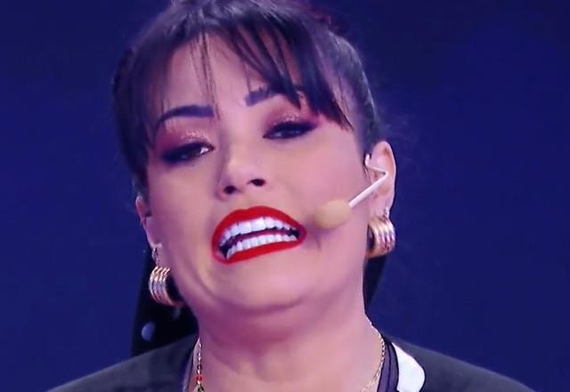 Milene Pavorô no palco do programa.