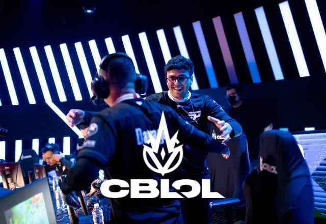 Foto da paiN Gaming após a classificação para a final do CBLOL