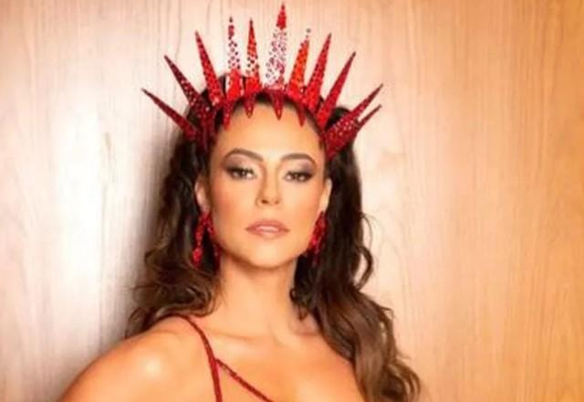 Paolla Oliveira posa para foto com fantasia de Carnaval.