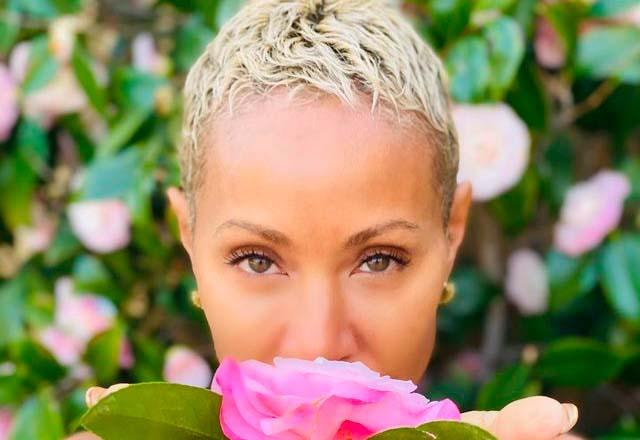 Jade Smith segurando uma flor