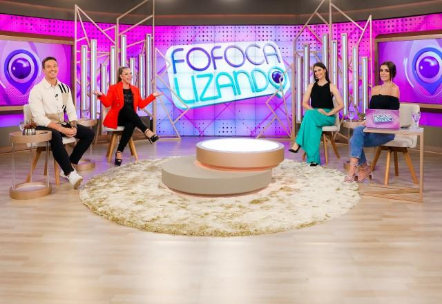 Cenário do Fofocalizando com os apresentadores Chris Flores, Gabriel Cartolano, Flor Fernandez e Gaby Cabrini