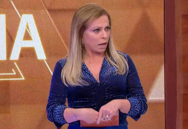 Christina Rocha com expressão de surpresa com a boca aberta