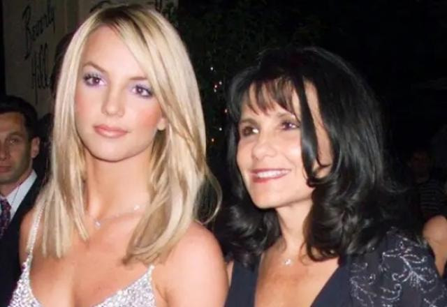 A cantora Britney Spears e a mãe