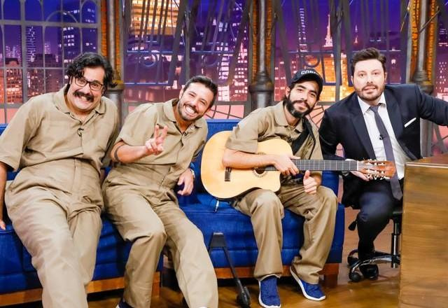 André Pateta, Rick Minervino e Danilo Gentili posam para foto no palco do The Noite.