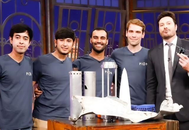 Calvin Trubiene, Gabriel Yamato, João Pedro Villas Boas, Bruno Costa e Danilo Gentili posam para foto no palco do The Noite.