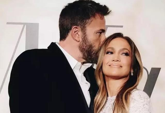 Ben Affleck beija cabeça de Jennifer Lopez em tapete vermelho