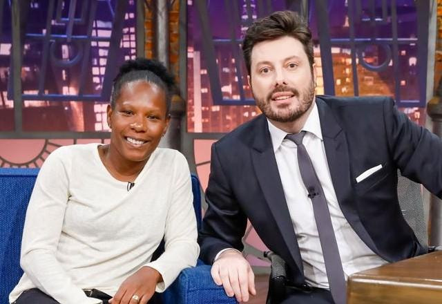 Formiga e Danilo Gentili posam para foto no palco do The Noite.