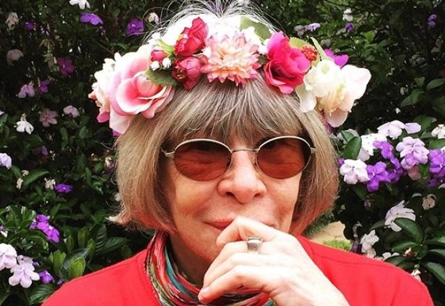 Rita Lee posa para foto com arco de flores no cabelo