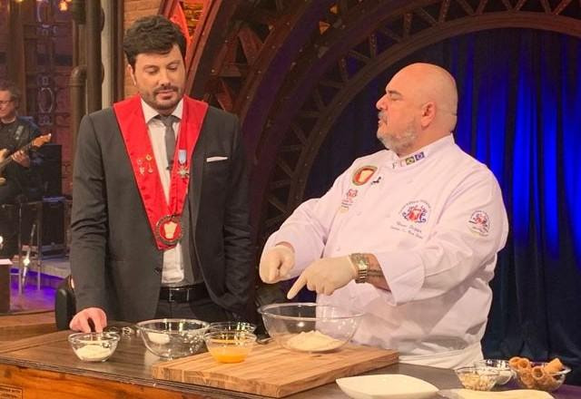 Danilo Gentili e Bruno Stippe no palco do The Noite.