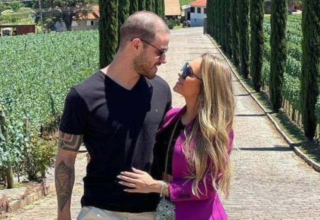 Carla Diaz e Felipe Becari posam para foto juntos.