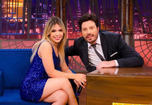 Melody e Danilo Gentili posam para foto no The Noite