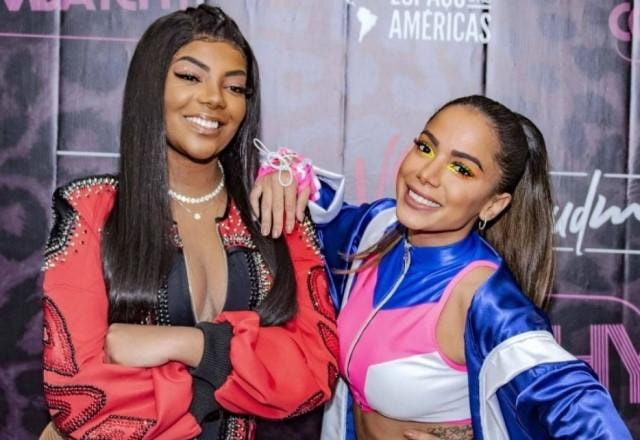 Ludmilla e Anitta posam juntas, sorrindo, nos bastidores de show