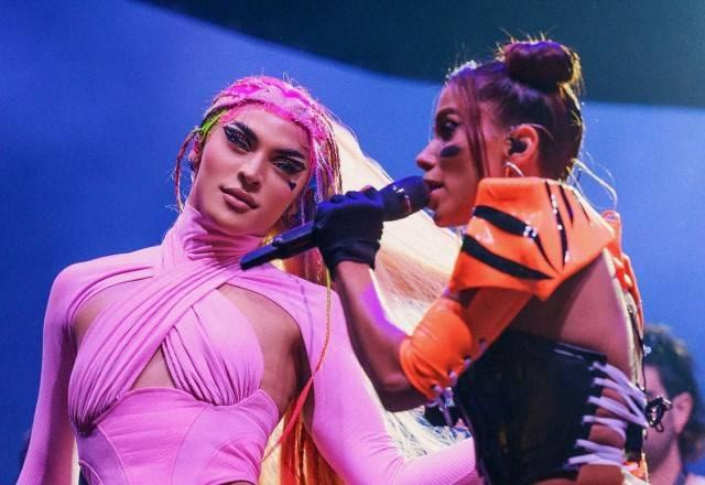 Pabllo Vittar e anitta cantando juntas em show