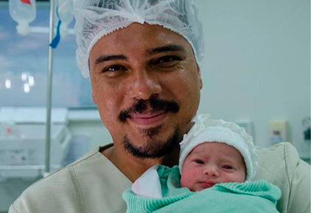 bruno cardoso com a filha no colo