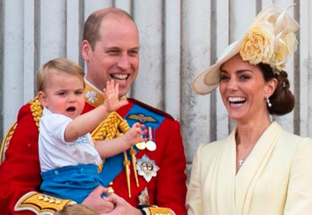 kate, william e louis, ainda bebê, no colo do príncipe