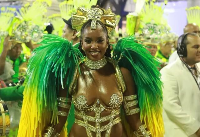 IZA posa para foto no Carnaval.