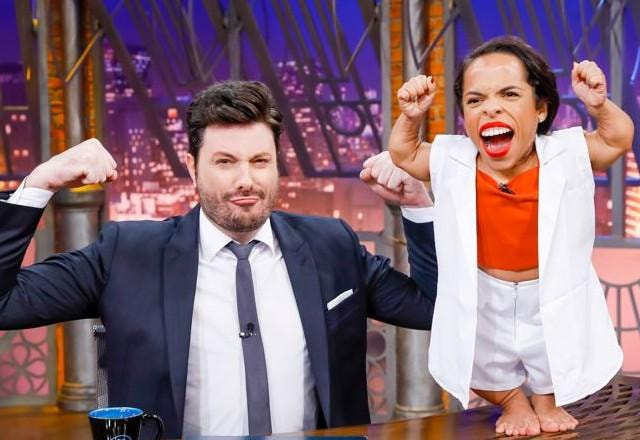 Danilo Gentili e Camilla Feitosa posam para foto no palco do The Noite.