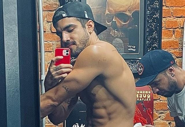 Caio Castro tira selfie no espelho enquanto faz tatuagem no bumbum