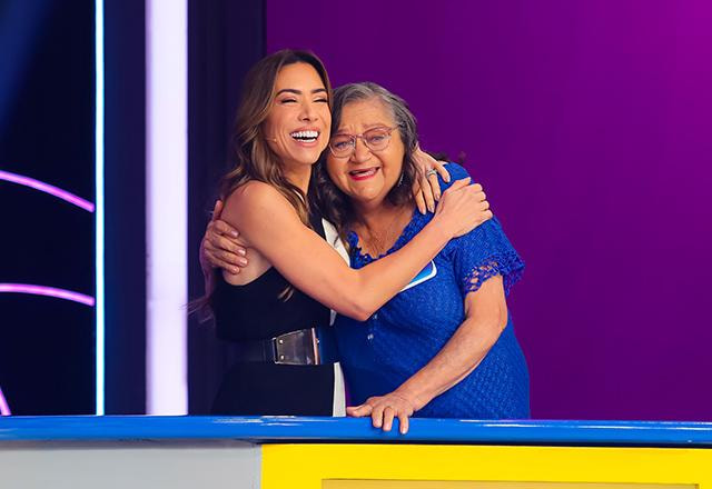 patricia e dona luzia abraçadas no palco do Roda a Roda Jequiti