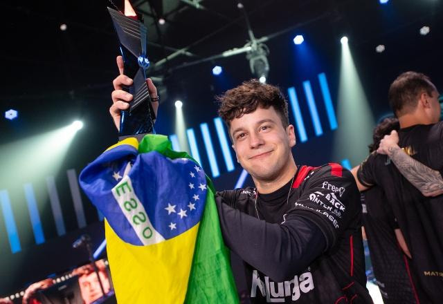 Foto do mid-laner Grevthar, jogador da RED Canids, com o troféu do CBLOL 2022