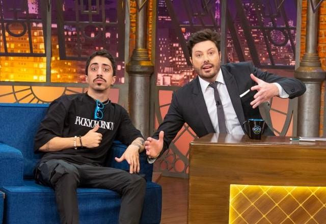 Lucas Inutilismo e Danilo Gentili posam juntos para foto no palco do The Noite.