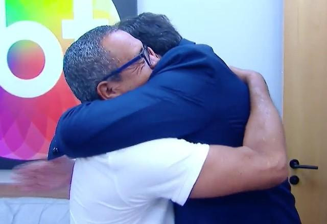 Ratinho e o pai de Carlinhos Maia se abraçando.