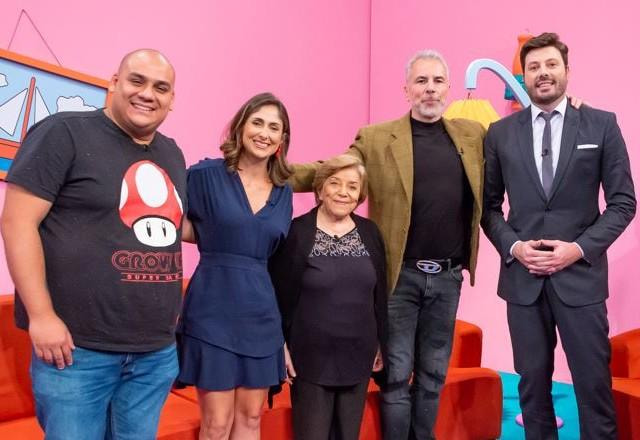 Rodrigo Antas, Flavia Saddy, Selma Lopes, Carlos Alberto e Danilo Gentili posam para foto no palco do The Noite.