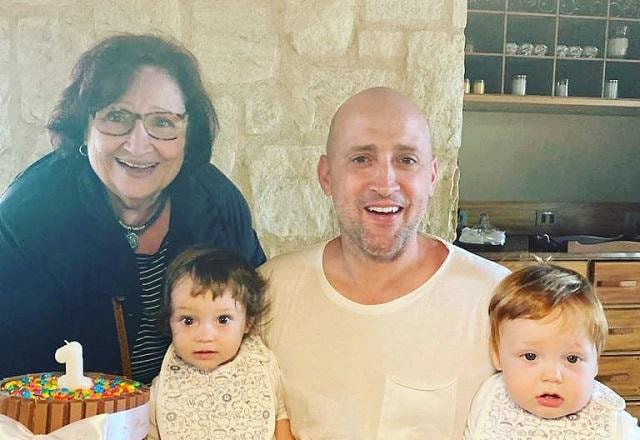 Paulo Gustavo com os filhos, Romeu e Gael, e a mãe, Dea