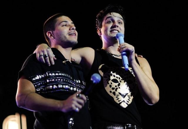 Arthur Aguiar abraçado com Luan Santana no show do cantor