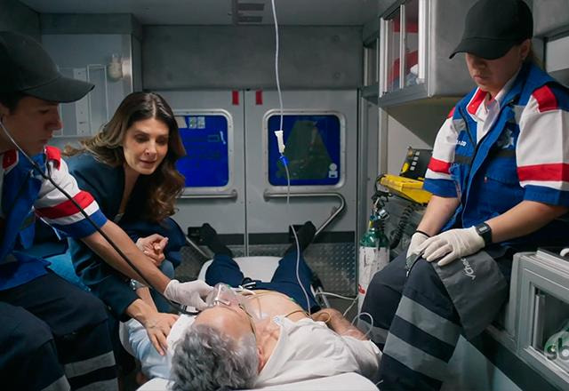 sergio, alice e paramédicos na ambulância