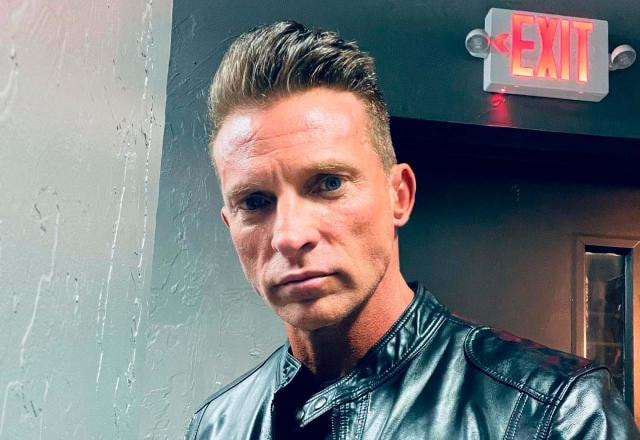 Rosto do ator Steve Burton com a palavra exit [saída em inglês] atrás dele