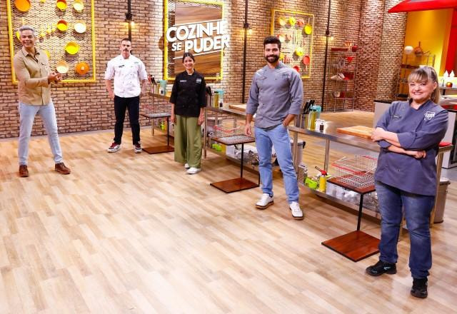 Participantes Marco, Bruna, Guilherme e Iracilda ao lado de Otaviano Costa