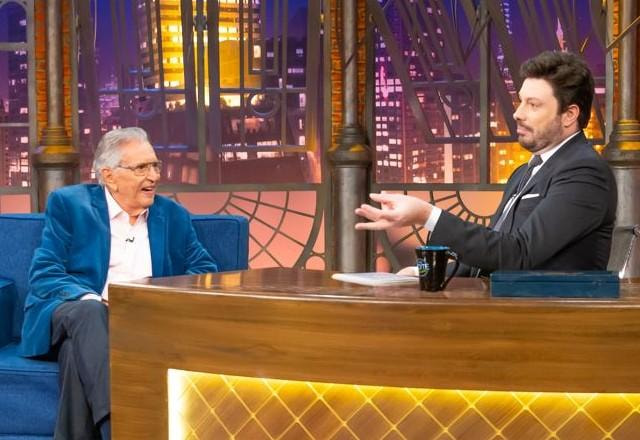 Carlos Alberto de Nóbrega e Danilo Gentili no palco do programa.