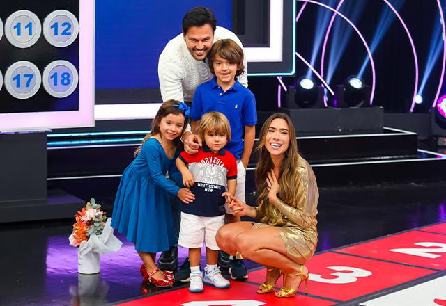 patricia, fabio, jane, pedro e senor abraçados no palco do roda a roda