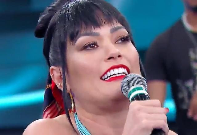 Milene Pavorô durante o Programa do Ratinho.