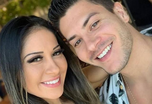 Arthur Aguiar e Maíra Cardi tiram selfie sorrindo lado a lado