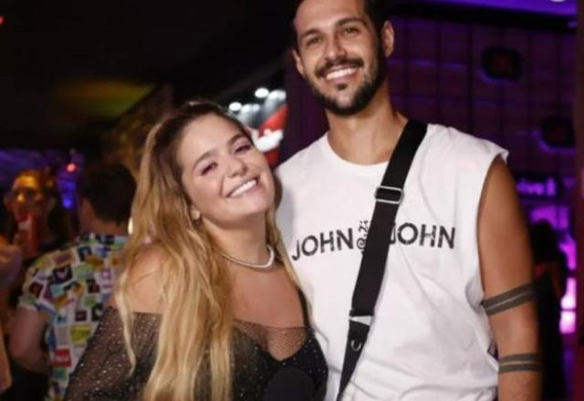 Viih Tube e Rodrigo Mussi posam juntos para foto.