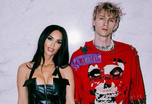 Megan Fox e Machine Gun Kelly posam para foto lado a lado