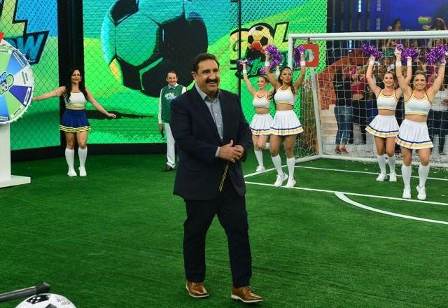 O apresentador Ratinho e as bailarinas do Gol Show.