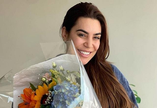 Naiara Azevedo posa segurando buquê de flores