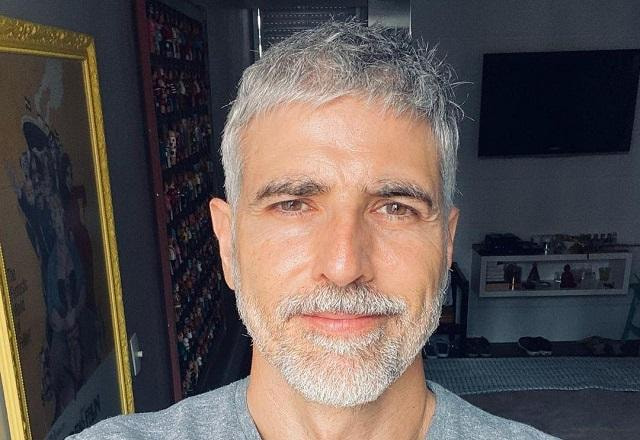 Reynaldo Gianecchini tira selfie exibindo barba e cabelos brancos